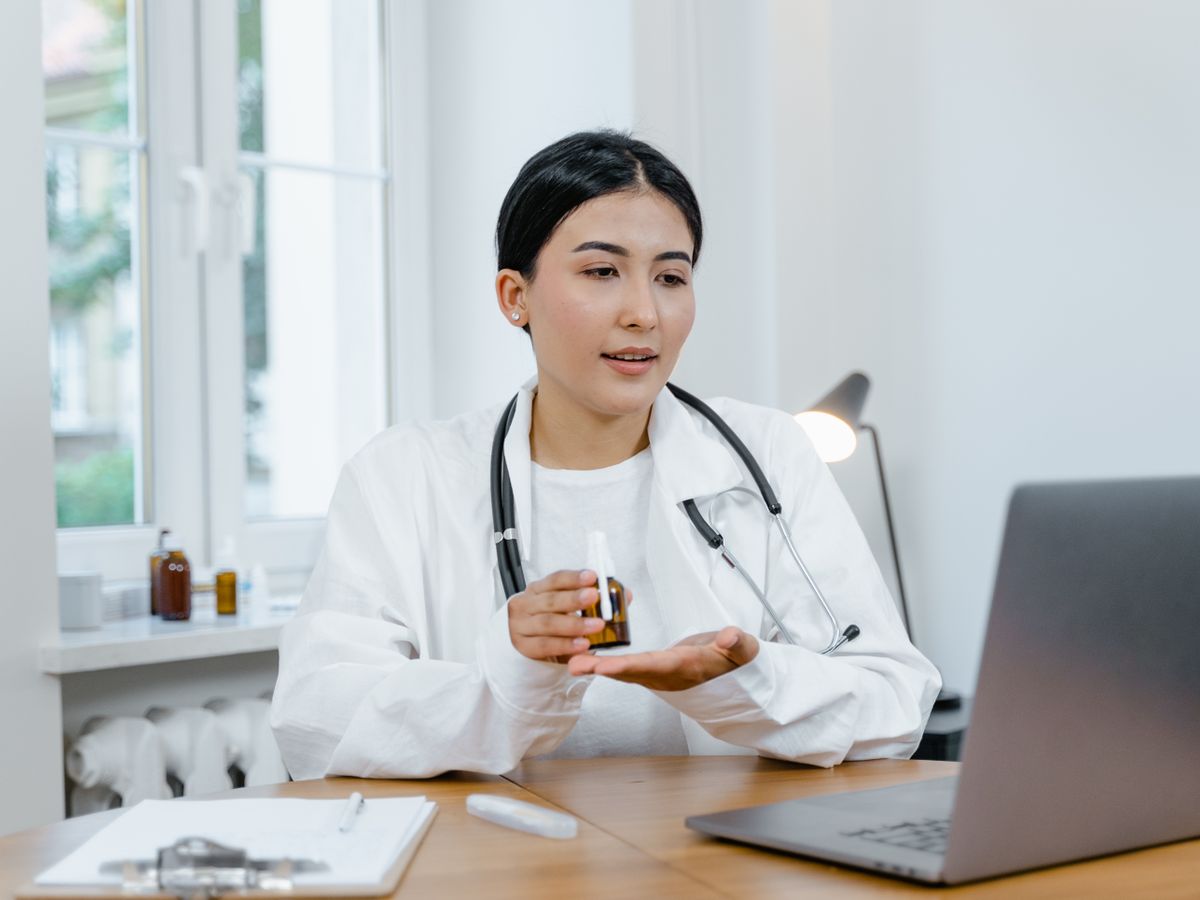 Médica em consulta por vídeo com paciente